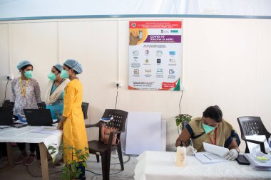 MUMBAI-INDIA - 16 Ocak 2021: Covid-19 Coronavirus aşılama kampanyasının başlamasından önce Rajawadi Hastanesi personeli.