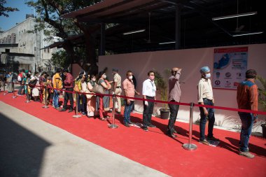 MUMBAI-INDIA - 16 Ocak 2021: Rajawadi Hastanesi 'nde bir doz Covid-19 Coronavirus aşısı almak için kuyruğa giren sağlık çalışanları.