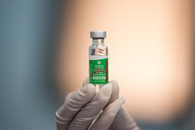 MUMBAI-INDIA - 16 Ocak 2021: Bir sağlık çalışanı, Hindistan 'daki Serum Enstitüsü tarafından yapılan Covishield, AstraZeneca' nın Covid-19 Coronavirus aşısı şişesini Rajawadi Hastanesi 'nde tutuyor..