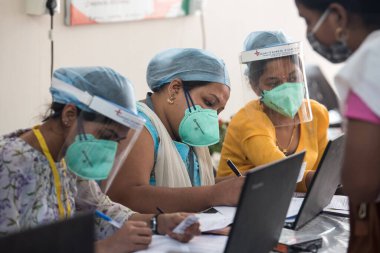 MUMBAI-INDIA - 16 Ocak 2021: Covid-19 Coronavirus aşılama kampanyasının başlamasından önce Rajawadi Hastanesi personeli.
