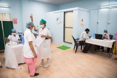 MUMBAI-INDIA - 20 Ocak 2021: Rajawadi Hastanesi 'nde devam eden Covid-19 Coronavirus aşısı sırasında bir aşı odasında tıbbi çalışanlar görüldü