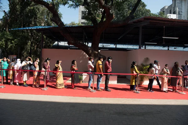 MUMBAI-INDIA - 16 Ocak 2021: Rajawadi Hastanesi 'nde bir doz Covid-19 Coronavirus aşısı almak için kuyruğa giren sağlık çalışanları.
