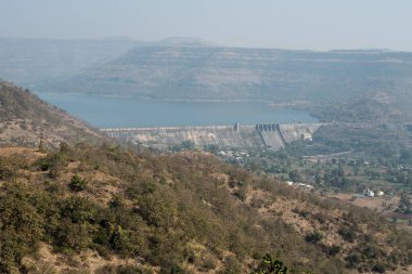 MUMBAI - INDIA - 23 Ocak 2020: Maharashtra 'nın Pune ilçesi Ambegaon yakınlarındaki Ghod Nehri' ndeki Dimbhe barajının genel manzarası.