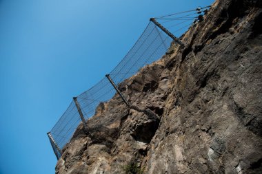 MUMBAI - INDIA - 23 Ocak 2020: Pune yakınlarındaki Malshej Ghat tepelerinde rockfall 'u korumak için tel örgüler.