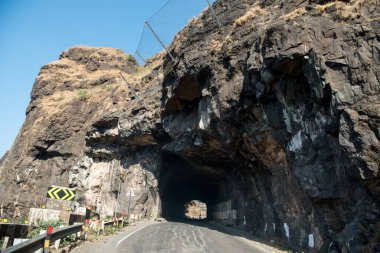 MUMBAI - INDIA - 23 Ocak 2020: Karayolu kayadaki tünelden geçiyor, Malshej Ghat Hills Pune yakınlarında..