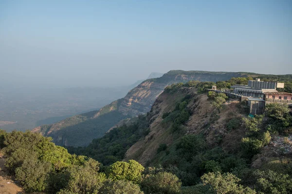MUMBAI - INDIA - 23 Ocak 2020: Pune yakınlarındaki Bhimashankar Tapınağı 'nda bir dağ manzarası.