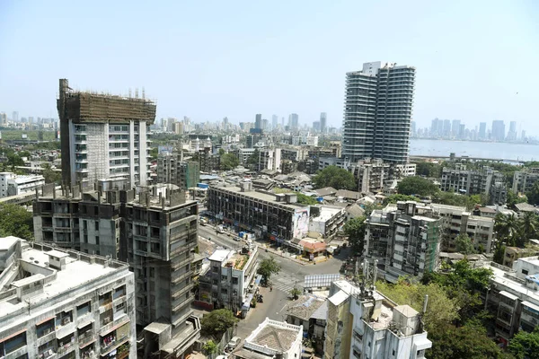 MUMBAI / INDIA - 1 Mayıs 2020: COVID-19 Coronavirus 'a karşı önleyici bir önlem olarak Bandra' nın hükümet tarafından ülke çapında kilit altına alınması sırasında genel görünümü.