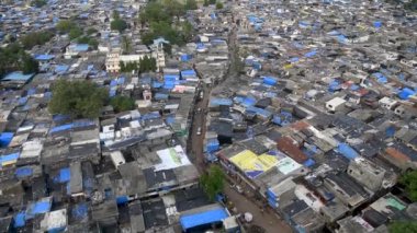 MUMBAI / INDIA- HAZİRAN 24, 2020: Malad 'daki Appa Pada gecekondu bölgesinin havadan görünüşü, yüksek sayıdaki pozitif COVID-19 vakası nedeniyle devlet tarafından tecrit emri verilmiştir.