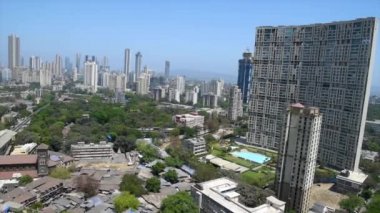 MUMBAI / INDIA - Mart 22, 2020: COVID-19 Coronavirus 'a karşı önleyici bir önlem olarak hükümet tarafından ülke çapında kilit altına alınan Mahalaxmi' de terk edilmiş Jacob Circle 'ın genel görünümü.