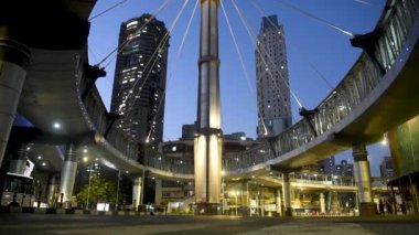 MUMBAI / INDIA - 9 Nisan 2020: COVID-19 Coronavirus 'a karşı önleyici bir önlem olarak hükümet tarafından ülke çapında kilit altına alınan Nana Chowk' ta terk edilmiş gökyüzü yürüyüşünün genel görünümü.