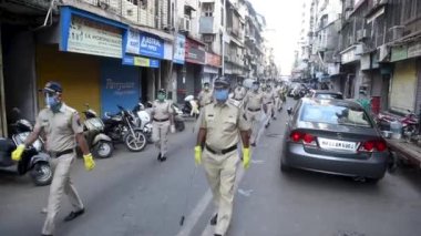 MUMBAI / INDIA - 24 Nisan 2020: Koronavirüse karşı önleyici bir önlem olarak, ülke çapındaki tecrit sırasında Müslüman kutsal Ramazan ayı öncesinde polis personeli koruyucu maskeler takıyor.