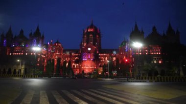 MUMBAI / INDIA - 17 Mayıs 2020: COVID-19 Coronavirus 'a karşı önleyici tedbir olarak ülke çapındaki tecrit sırasında Chhatrapati Shivaji Maharaj Terminus (CSMT) yakınlarında terk edilmiş bir yol genel görünümü.