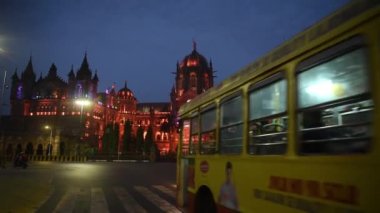 MUMBAI / INDIA - 17 Mayıs 2020: COVID-19 Coronavirus 'a karşı önleyici tedbir olarak ülke çapındaki tecrit sırasında Chhatrapati Shivaji Maharaj Terminus (CSMT) yakınlarında terk edilmiş bir yol genel görünümü.
