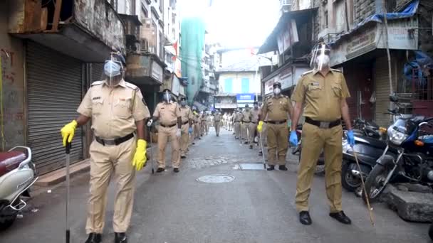 Mumbai Índia Abril 2020 Policiais Alinham Antes Marchar Frente Mês — Vídeo de Stock