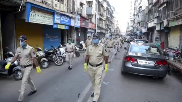 Mumbai Índia Abril 2020 Policiais Usam Máscaras Protetoras Marcham Frente — Vídeo de Stock