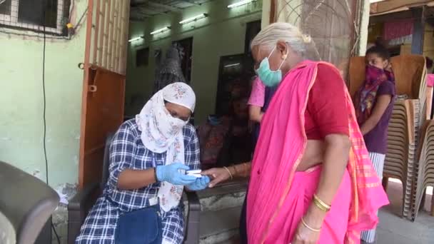 Mumbai India April 2020 Gezondheidswerker Bewaakt Lichaamstemperatuur Van Een Vrouw — Stockvideo