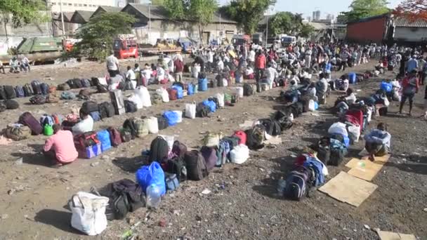 Mumbai India May 2020 Migrant Workers Leave Luggage Queue Chhatrapati — Vídeo de stock