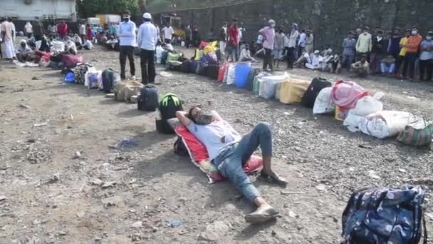 Mumbai India May 2020 Migrant Workers Leave Luggage Queue Chhatrapati — Vídeo de Stock