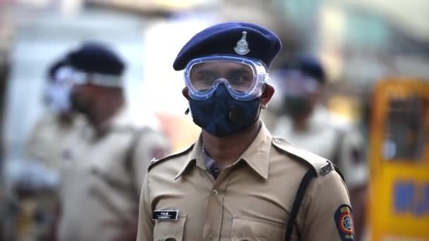 Mumbai India Maj 2020 Bombajska Policja Nosząca Maski Twarzy Stoi — Wideo stockowe