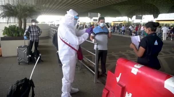 Mumbai India May 2020 Passengers Wearing Protective Suit Arrive Chhatrapati — Stock Video