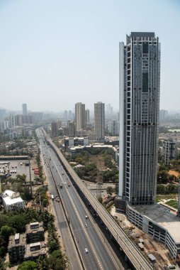 MUMBAI-INDIA - 10 Nisan 2021: Batı Ekspres otoyolunun ıssız manzarası, Borivali eyalet hükümetinin artan Covid-19 Coronavirus vakaları arasında hafta sonu uyguladığı tecrit kısıtlamaları sırasında Mumbai 'de.