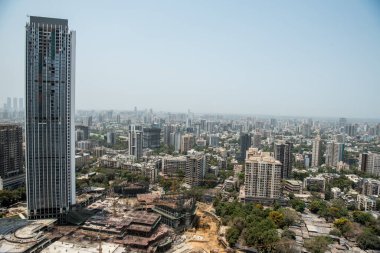 MUMBAI-INDIA - 10 Nisan 2021: Mumbai, Borivali 'nin batısındaki yerleşim ve ticari binaların Arial görünümü.