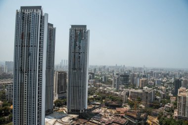 MUMBAI-INDIA - 10 Nisan 2021: Mumbai, Borivali 'nin batısındaki yerleşim ve ticari binaların Arial görünümü.