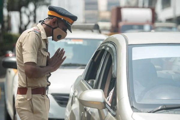Mumbai India April 2021 Policemen Stop Motorists Checkpoint Weekend Lockdown — Stock Photo, Image