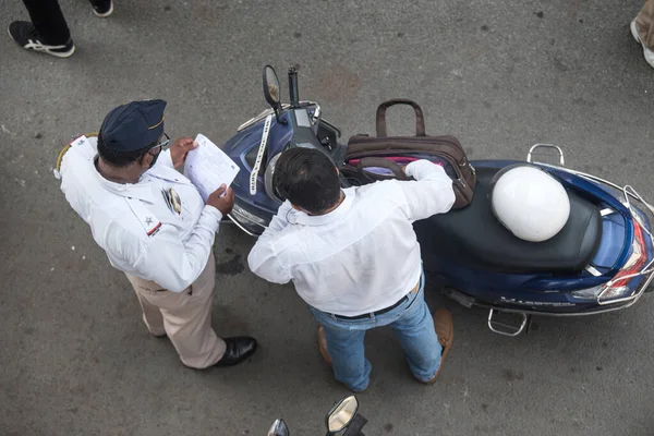 Mumbai India April 2021 Policemen Stop Motorists Checkpoint Weekend Lockdown — Stock Fotó