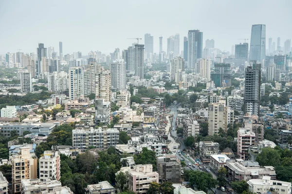 MUMBAI-INDIA - 10 Nisan 2021: Mumbai 'de artan Covid-19 Coronavirus vakalarının arasında eyalet yönetimi tarafından hafta sonu uygulanan tecrit kısıtlamaları sırasında Dadar, Mahim' in hava görüntüsü.