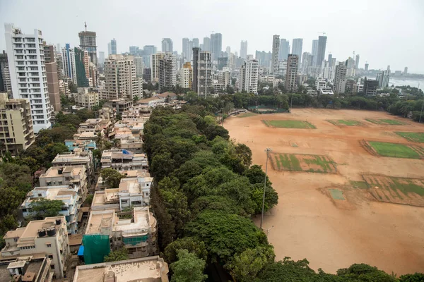 MUMBAI-INDIA - 10 Nisan 2021: Mumbai 'deki Covid-19 Coronavirus vakalarının arasında eyalet hükümetinin hafta sonu uyguladığı tecrit kısıtlamaları sırasında Shivaji parkının havadan görünüşü.