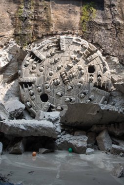 MUMBAI-INDIA - 12 Şubat 2021 Mumbai Metro Şirketi 'nin sıkıcı tünel makinesi Mumbai Metro Hattı-3' teki Sahar Road istasyonundaki tünelin dönüm noktasına ulaştı..