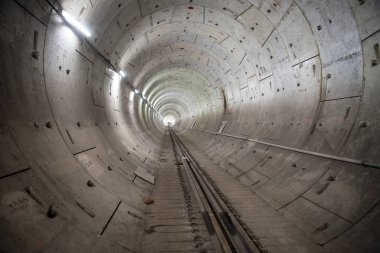 MUMBAI-INDIA - 5 Mart 2021: Mumbai Metro Hattı 3 'teki metro tünelinin genel görünümü.
