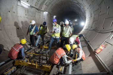 MUMBAI-INDIA - 5 Mart 2021: Mumbai Metro Hattı 3 'teki tünelde raylı inşaat çalışmaları devam ediyor.