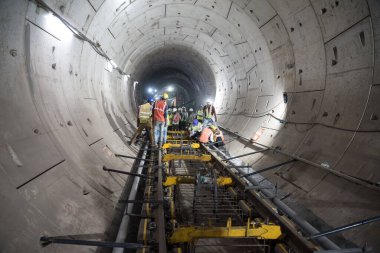 MUMBAI-INDIA - 5 Mart 2021: Mumbai Metro Hattı 3 'teki tünelde raylı inşaat çalışmaları devam ediyor.