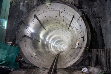 MUMBAI-INDIA - 5 Mart 2021: Mumbai Metro Hattı 3 'teki metro tünelinin genel görünümü.