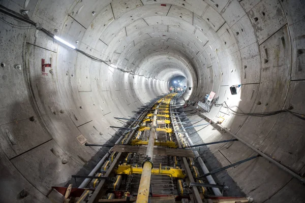MUMBAI-INDIA - 5 Mart 2021: Mumbai Metro Hattı 3 'teki tünelde raylı inşaat çalışmaları devam ediyor.