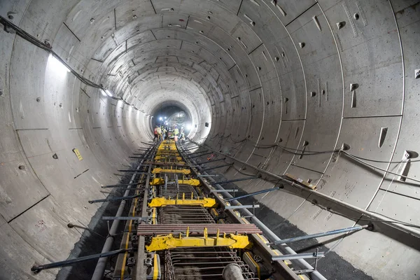 MUMBAI-INDIA - 5 Mart 2021: Mumbai Metro Hattı 3 'teki tünelde raylı inşaat çalışmaları devam ediyor.