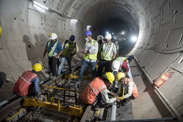 MUMBAI-INDIA - 5 Mart 2021: Mumbai Metro Hattı 3 'teki tünelde raylı inşaat çalışmaları devam ediyor.