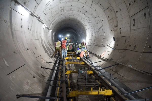 MUMBAI-INDIA - 5 Mart 2021: Mumbai Metro Hattı 3 'teki tünelde raylı inşaat çalışmaları devam ediyor.