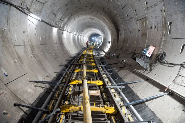 MUMBAI-INDIA - 5 Mart 2021: Mumbai Metro Hattı 3 'teki tünelde raylı inşaat çalışmaları devam ediyor.