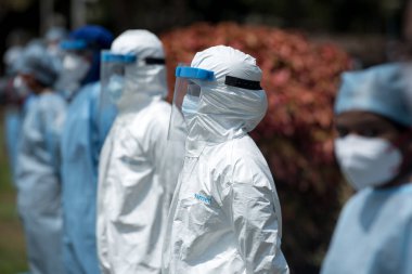 MUMBAI - INDIA - 3 Mayıs 2020: INHS Asvini sağlık çalışanı COVID-19 Coronavirus 'un yayılmasına karşı verilen mücadeleye katılan herkese saygılarını sunmak için ayağa kalktı.
