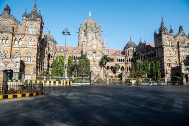 MUMBAI-INDIA - 22 Mart 2020: COVID-19 Coronavirus 'a karşı önleyici bir önlem olarak ülke çapındaki tecrit sırasında Chhatrapati Shivaji Maharaj Terminus' da terk edilmiş bir yola genel bakış.