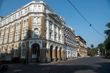 MUMBAI-INDIA - 28 Mart 2020: COVID-19 Coronavirus 'a karşı önleyici tedbir olarak Horniman Circle, Fort yakınlarındaki HSBC binasında terk edilmiş bir yolun genel görünümü