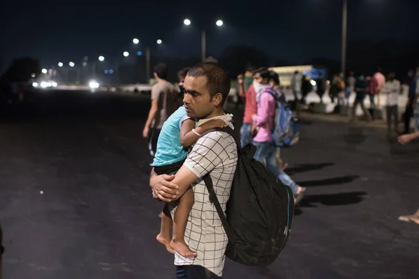 Mumbai India Mayıs 2020 Göçmen Işçiler Çocuğuyla Birlikte Gece Doğu — Stok fotoğraf