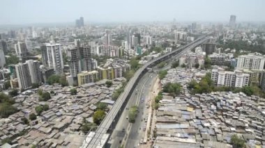 MUMBAI-INDIA - 10 Nisan 2021: Batı Ekspres otoyolunun ıssız manzarası, Borivali eyalet hükümetinin artan Covid-19 Coronavirus vakaları arasında hafta sonu uyguladığı tecrit kısıtlamaları sırasında Mumbai 'de.