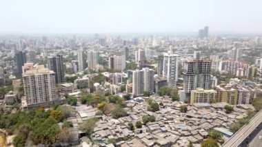 MUMBAI-INDIA - 10 Nisan 2021: Mumbai, Borivali 'nin batısındaki yerleşim ve ticari binaların Arial görünümü.