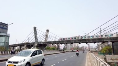 MUMBAI-INDIA - 10 Nisan 2020: Bir metro treni, Covid-19 Coronavirus salgını nedeniyle kapatıldıktan sonra metro şebekesi yeniden hizmete girdikten sonra köprünün önünden geçiyor.