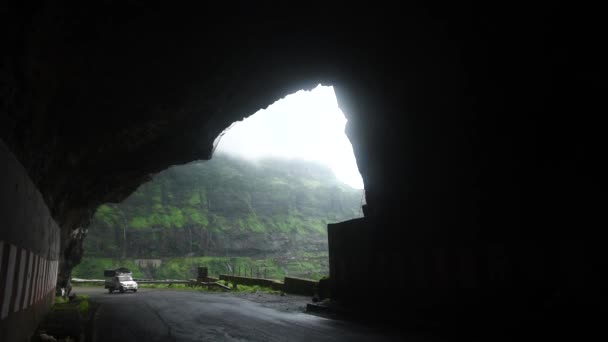 Maharashtra India Lipca 2020 Autostrada Przechodzi Przez Tunel Skale Wzgórza — Wideo stockowe