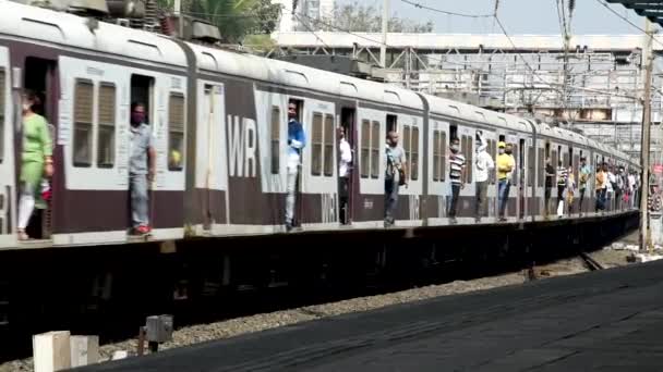 Mumbai India Octubre 2020 Tren Local Mumbai Pasa Por Estación — Vídeos de Stock